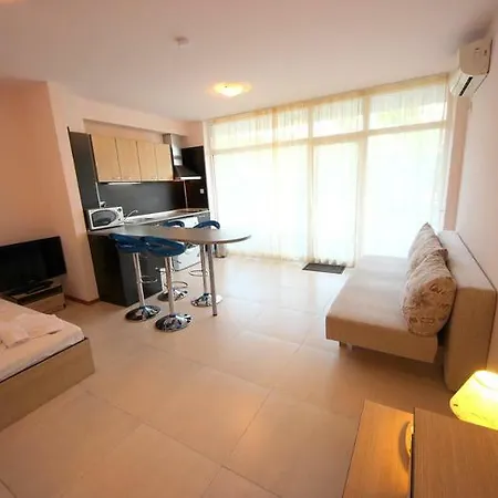 Menada Grand Kamelia アパート サニービーチ